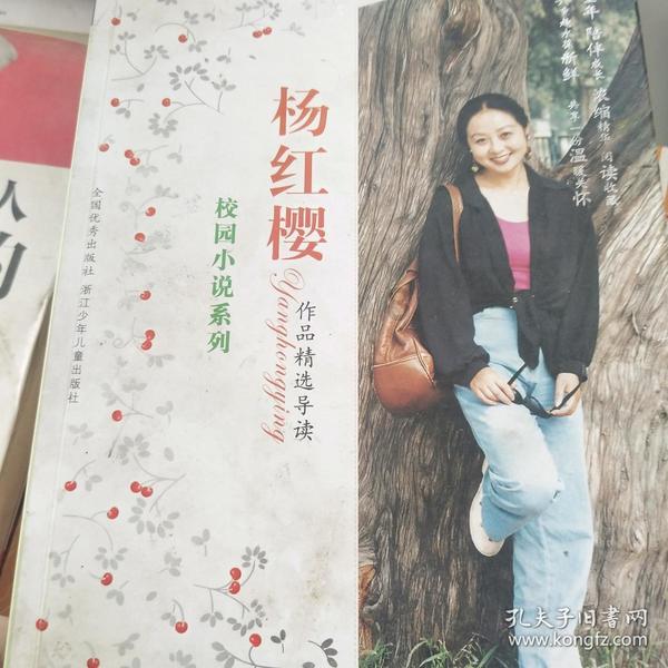 大老虎在水里泡澡,还抱住球防止自己沉下去